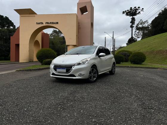 PEUGEOT 208 1.6 GRIFFE 16V FLEX 4P AUTOMÁTICO PEUGEOT 208 1.6 GRIFFE 16V FLEX 4P AUTOMÁTICO